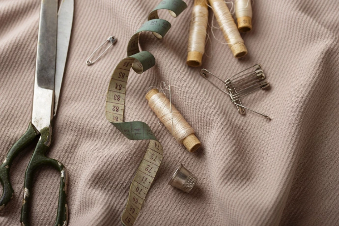 du matériel de couture ciseau, mètre, fil etc.
